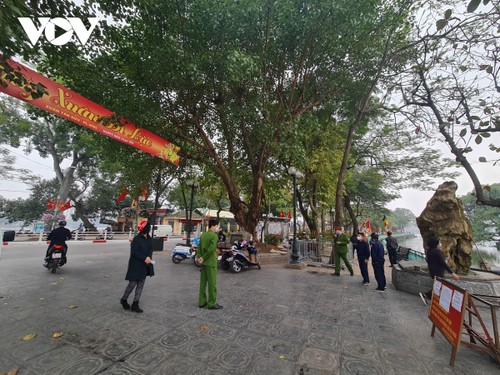 Pagodas and temples close in Hanoi amid COVID-19 fears - ảnh 14