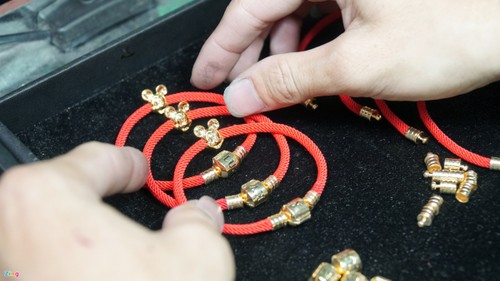 Jewellers expect shopping spree on God of Wealth Day - ảnh 6