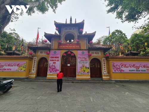 Pagodas and temples close in Hanoi amid COVID-19 fears - ảnh 9