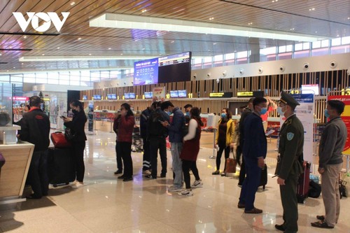 Van Don International Airport welcomes back first passengers after closure - ảnh 4