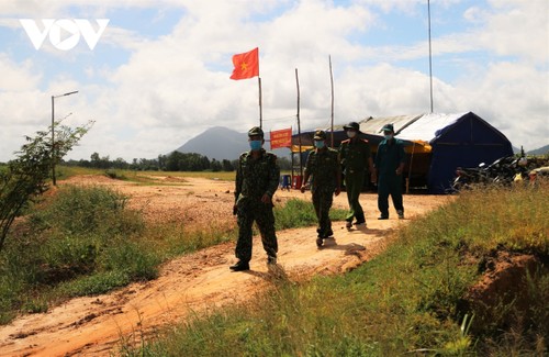Border guards work tirelessly to prevent spread of COVID-19 - ảnh 9