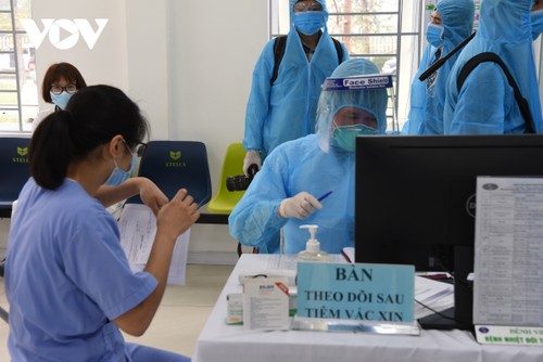 Female frontline healthcare workers get COVID-19 vaccine shot - ảnh 11