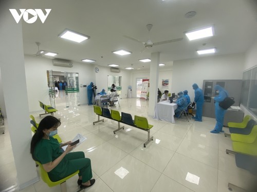 Female frontline healthcare workers get COVID-19 vaccine shot - ảnh 2