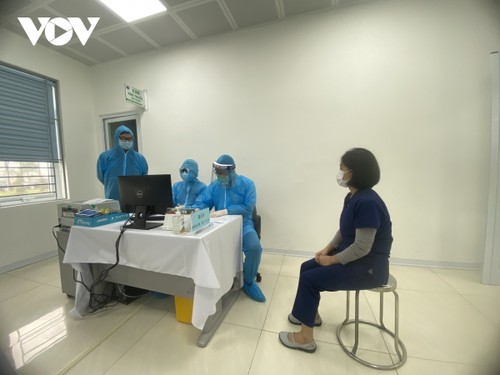 Female frontline healthcare workers get COVID-19 vaccine shot - ảnh 4