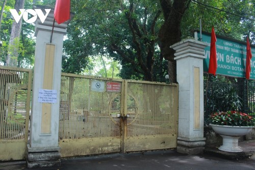 Parks, relic sites, worship places in Hanoi shut amid COVID-19 threats - ảnh 1