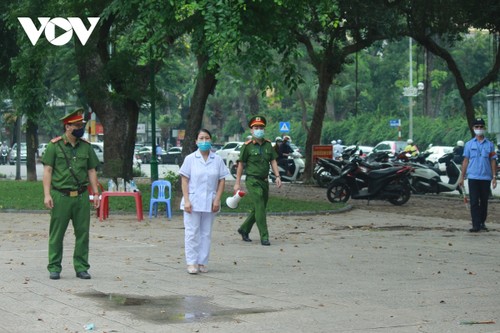 Parks, relic sites, worship places in Hanoi shut amid COVID-19 threats - ảnh 2