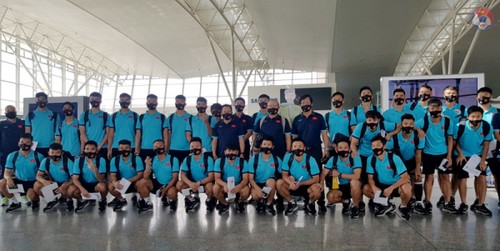 National squad receive warm welcome in UAE ahead of World Cup qualifiers - ảnh 8