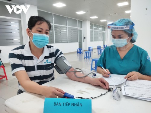 Thousands of HCM City workers get COVID-19 vaccine shot - ảnh 2