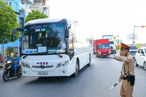 Hanoi erects 22 checkpoints at city entrances to control COVID-19 - ảnh 10