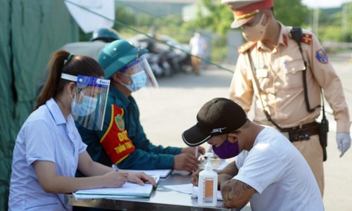 Hanoi erects 22 checkpoints at city entrances to control COVID-19 - ảnh 7