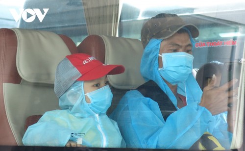 Cận cảnh chuyến bay đầu tiên đưa người dân Đà Nẵng chở về từ vùng dịch TP.HCM - ảnh 3
