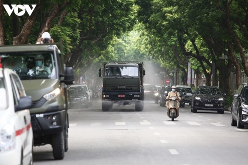 Armed forces disinfect Hanoi amid ongoing COVID-19 fight - ảnh 10