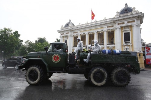 Armed forces disinfect Hanoi amid ongoing COVID-19 fight - ảnh 1
