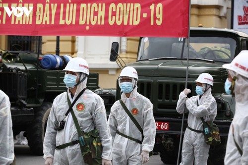 Armed forces disinfect Hanoi amid ongoing COVID-19 fight - ảnh 2