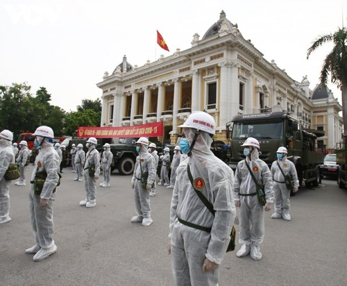 Armed forces disinfect Hanoi amid ongoing COVID-19 fight - ảnh 3