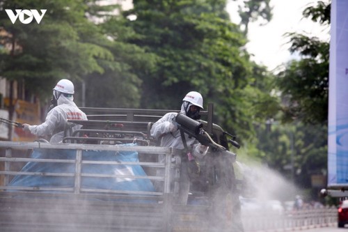 Armed forces disinfect Hanoi amid ongoing COVID-19 fight - ảnh 5