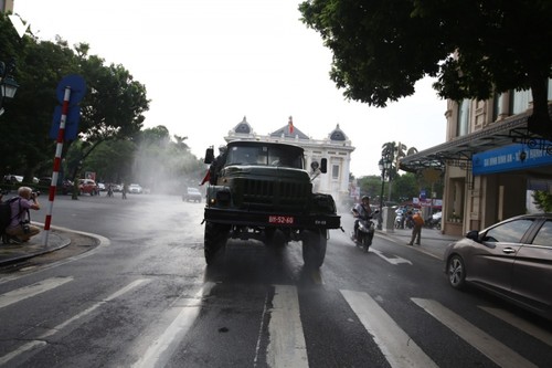 Armed forces disinfect Hanoi amid ongoing COVID-19 fight - ảnh 6