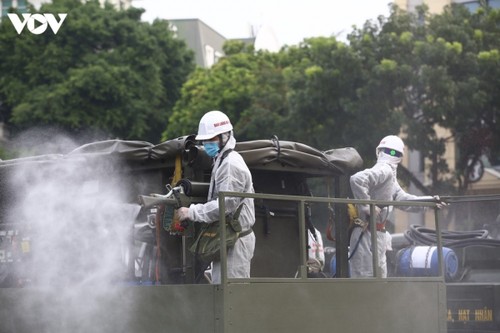 Armed forces disinfect Hanoi amid ongoing COVID-19 fight - ảnh 7