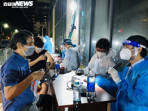Night COVID-19 vaccination for HCM City residents - ảnh 4