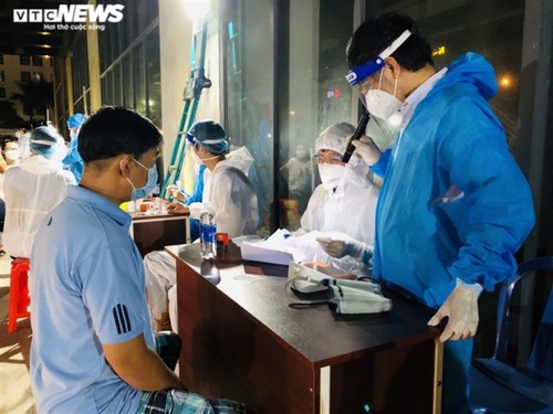 Night COVID-19 vaccination for HCM City residents - ảnh 6