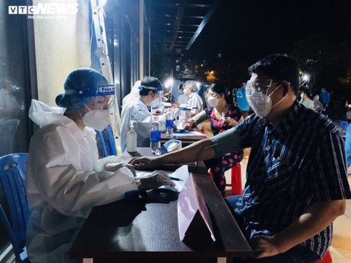 Night COVID-19 vaccination for HCM City residents - ảnh 8