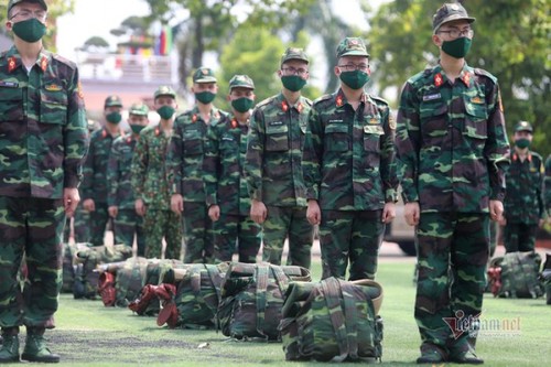 Military doctors join frontline forces in COVID-19 fight in the south - ảnh 1