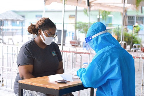 Foreigners receive COVID-19 vaccines in HCM City - ảnh 7
