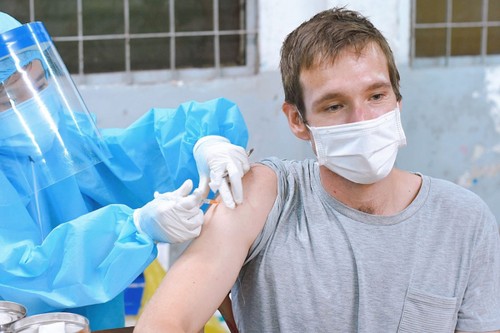 Foreigners receive COVID-19 vaccines in HCM City - ảnh 9