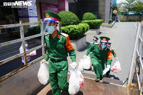 Military forces help locals shop amid tighter restrictions in HCM City - ảnh 11