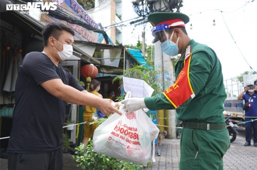 Military forces help locals shop amid tighter restrictions in HCM City - ảnh 13