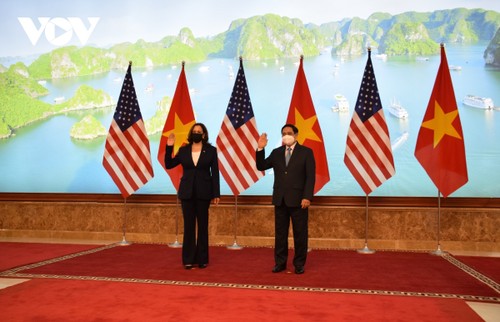 PM Chinh welcomes US Vice President Harris - ảnh 1