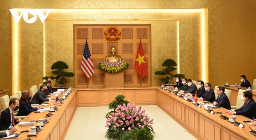 PM Chinh welcomes US Vice President Harris - ảnh 2