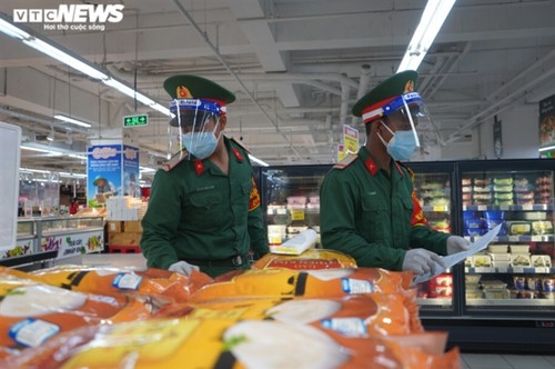 Military forces help locals shop amid tighter restrictions in HCM City - ảnh 5