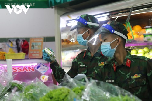 Ảnh: Các chiến sĩ trẻ tất bật “đi chợ”, khám chữa bệnh cho người dân TP.HCM - ảnh 2