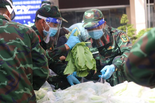 Ảnh: Các chiến sĩ trẻ tất bật “đi chợ”, khám chữa bệnh cho người dân TP.HCM - ảnh 3