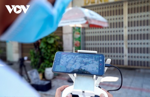 Da Nang pilots to use drones to monitor people to “stay where they are” - ảnh 13