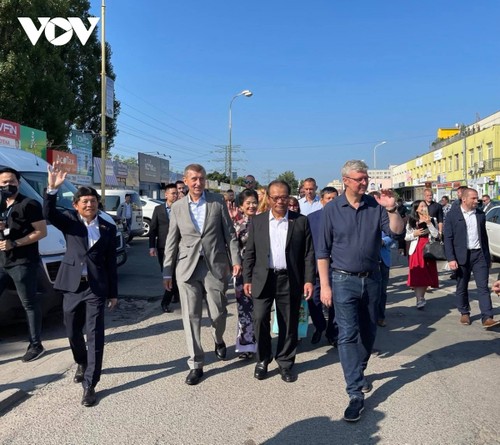 Czech PM has haircut, shops at Vietnamese owned trading centre in Prague - ảnh 2