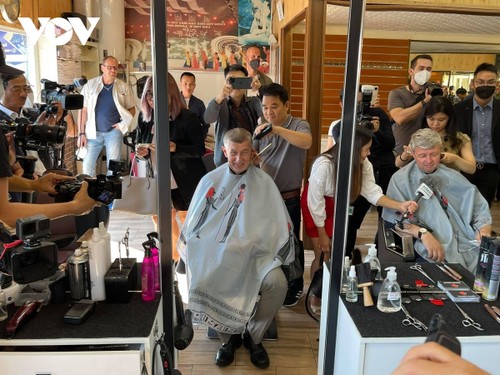 Czech PM has haircut, shops at Vietnamese owned trading centre in Prague - ảnh 3
