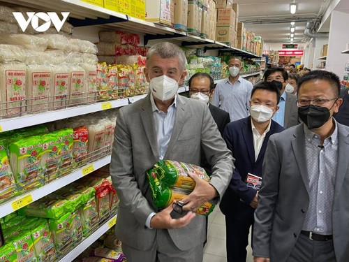 Czech PM has haircut, shops at Vietnamese owned trading centre in Prague - ảnh 4
