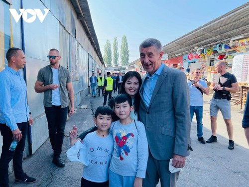 Czech PM has haircut, shops at Vietnamese owned trading centre in Prague - ảnh 8