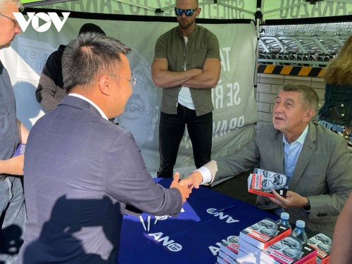 Czech PM has haircut, shops at Vietnamese owned trading centre in Prague - ảnh 9
