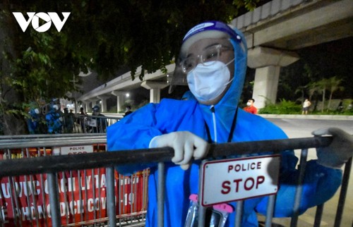 Hanoi lifts lockdown on largest COVID-19 hotspot - ảnh 9