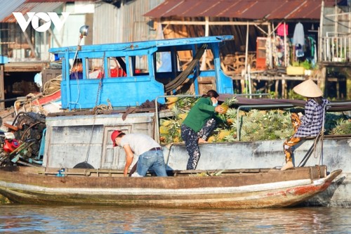 Can Tho floating market busy again during new normal period - ảnh 10