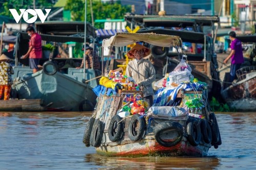 Can Tho floating market busy again during new normal period - ảnh 1