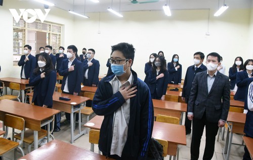 Hàng ngàn học sinh lớp 12 của Hà Nội đi học trực tiếp sau nhiều tháng nghỉ dịch - ảnh 13