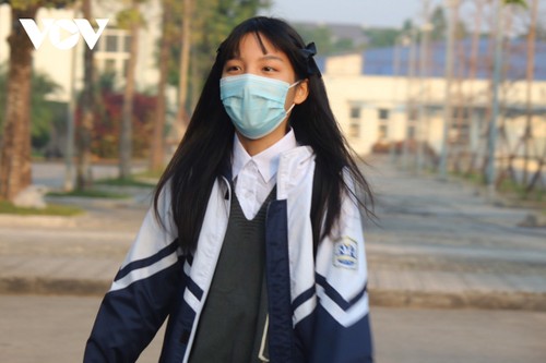 Hàng ngàn học sinh lớp 12 của Hà Nội đi học trực tiếp sau nhiều tháng nghỉ dịch - ảnh 17