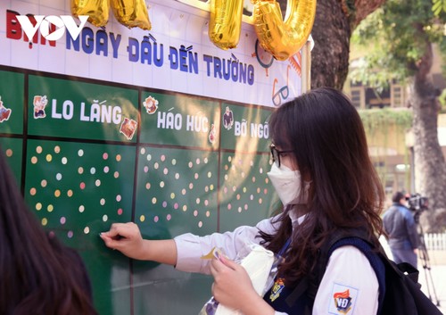 Hàng ngàn học sinh lớp 12 của Hà Nội đi học trực tiếp sau nhiều tháng nghỉ dịch - ảnh 5