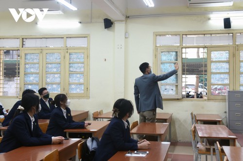 Hàng ngàn học sinh lớp 12 của Hà Nội đi học trực tiếp sau nhiều tháng nghỉ dịch - ảnh 6