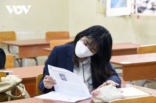 Hàng ngàn học sinh lớp 12 của Hà Nội đi học trực tiếp sau nhiều tháng nghỉ dịch - ảnh 8