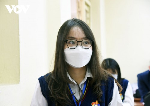 Hàng ngàn học sinh lớp 12 của Hà Nội đi học trực tiếp sau nhiều tháng nghỉ dịch - ảnh 9